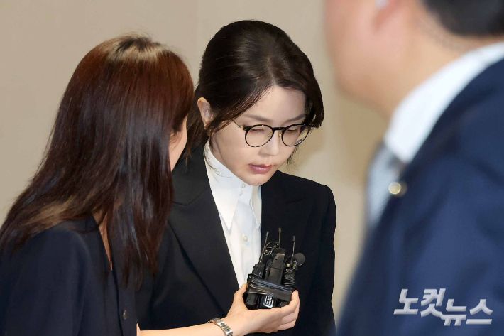 윤석열 전 대통령 부인 김건희 씨가 6일 서울 광화문 KT웨스트빌딩에 마련된 민중기 특별검사팀에 출석해 조사를 마친 뒤 귀가하고 있다. 박종민 기자
