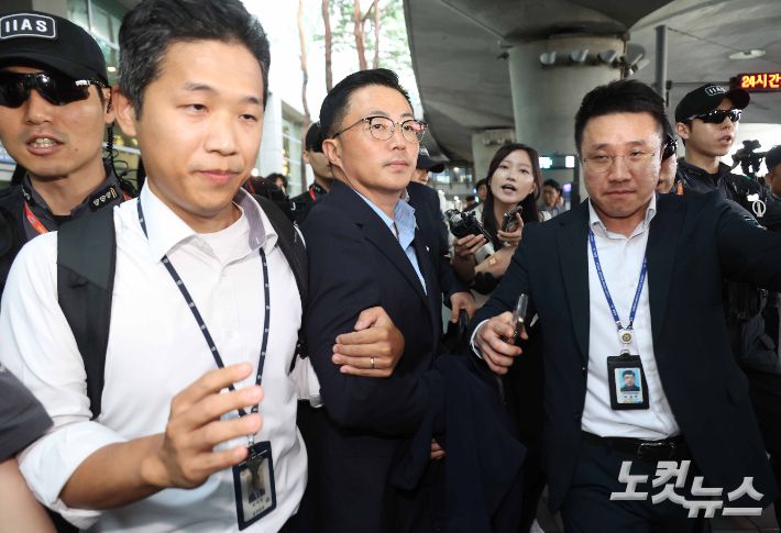 '김건희 집사' 김예성 씨가 12일 인천국제공항에서 민중기 특별검사팀에 체포된 뒤 광화문 사무실로 압송되고 있다. 영종도=박종민 기자