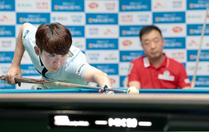 결승에서 모리(왼쪽)가 엄상필을 상대로 샷을 구사하고 있다. PBA