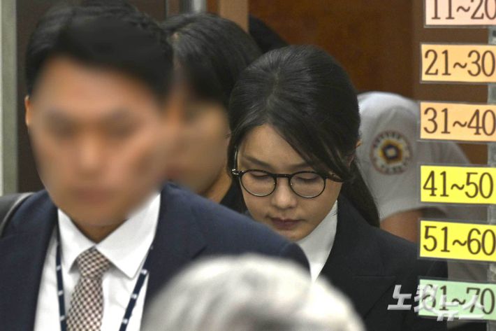 윤석열 전 대통령 부인 김건희 씨가 12일 오전 서울 서초구 서울중앙지법에서 구속 전 피의자 심문(영장실질심사)를 마치고 호송차량으로 이동하고 있다. 사진공동취재단