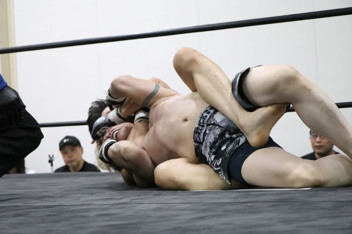 문홍범이 ACF 챔피언 사키노 하카를 초크로 제압하는 모습. KMMA 정용준 공동 대표 제공