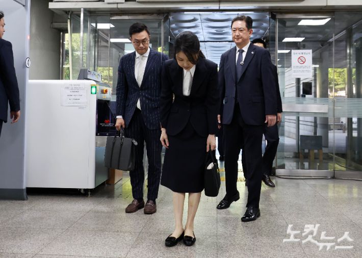 자본시장과 금융투자업에 관한 법률 위반, 정치자금법 위반, 특정범죄 가중처벌 등에 관한 법률 위반(알선수재) 등의 혐의를 받는 윤석열 전 대통령 부인 김건희 씨가 12일 오전 서울 서초구 서울중앙지법에서 열린 구속 전 피의자 심문(영장실질심사)에 출석하고 있다. 황진환 기자