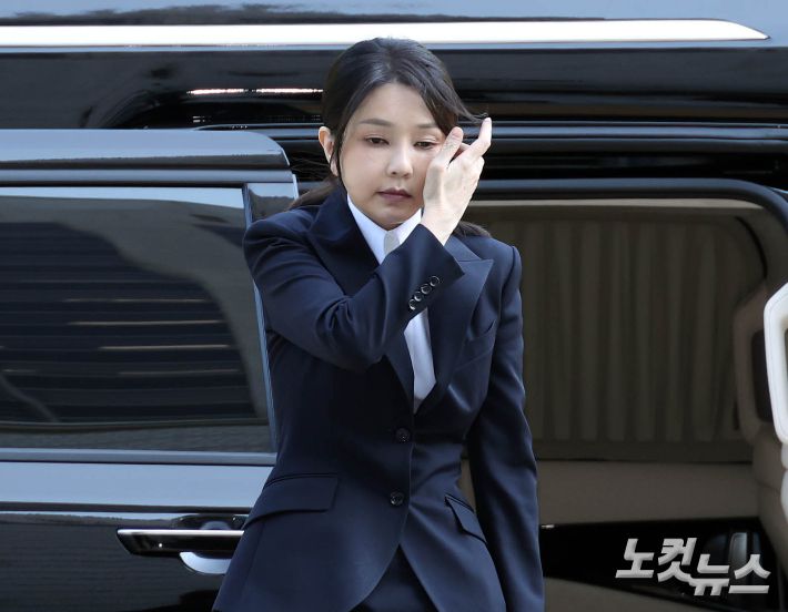 자본시장과 금융투자업에 관한 법률 위반, 정치자금법 위반, 특정범죄 가중처벌 등에 관한 법률 위반(알선수재) 등의 혐의를 받는 윤석열 전 대통령 부인 김건희 씨가 12일 오전 서울 서초구 서울중앙지법에서 열린 구속 전 피의자 심문(영장실질심사)에 출석하고 있다. 황진환 기자