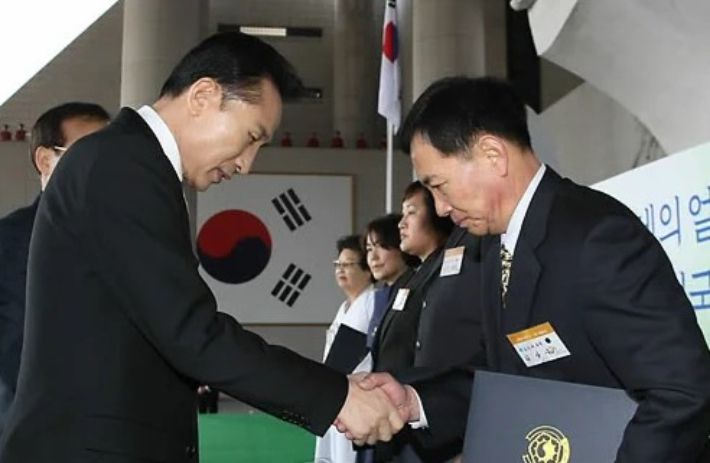 2009년 3월 1일 이명박 대통령이 김인애 지사의 손자 김상수(78)씨에게 대통령 훈장을 전달하고 악수하는 모습. 연합뉴스