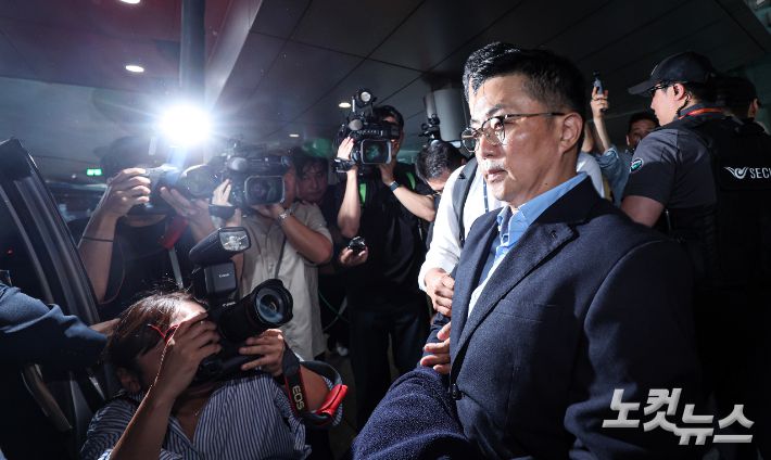 '김건희 집사' 김예성 씨가 12일 인천국제공항에서 민중기 특별검사팀에 체포된 뒤 광화문 사무실로 압송되고 있다. 영종도=박종민 기자