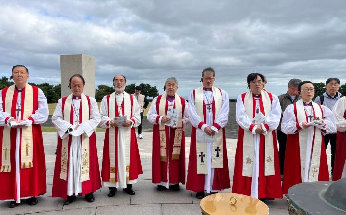 일본성공회 성직자들이 지난해 10월 제주 4·3 평화공원에서 열린 '한일성공회 선교협력 40주년 기념대회'의 일환으로 4·3사건 희생자 추도예배를 함께 드리고 있다.  양국 교회는 1967년 '한일친선회의'로 첫 발을 내디딘 이후, 청년 역사기행, 인권토론, 문화교류, 한국인 성직자 일본 파송, 제주 '우정의집' 건립 등 다양한 교류를 이어왔다.