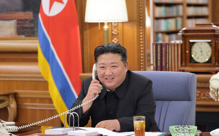 김정은 북한 국무위원장이 블라디미르 푸틴 러시아 대통령과 12일 전화 통화하는 모습. 연합뉴스