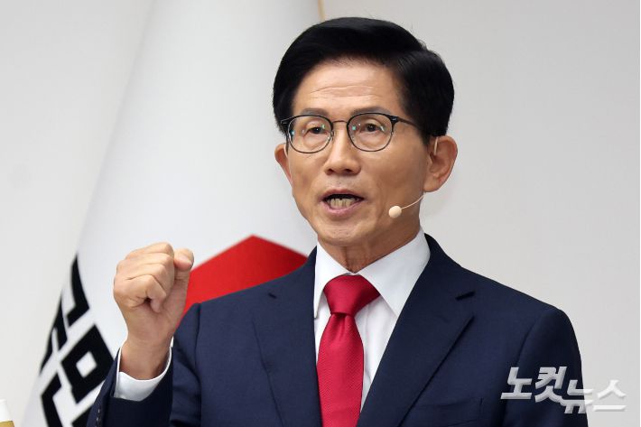 3일 오후 영등포구 국민의힘 중앙당사에서 열린 제6차 전당대회 당 대표 후보자 비전대회에 참석한 김문수 후보가 비전발표를 하고 있다. 황진환 기자