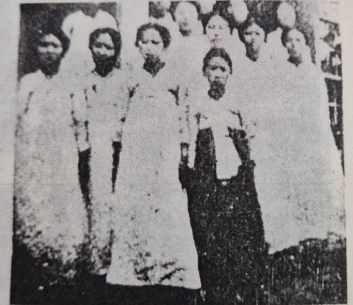 3.1만세운동직후수감됐던 기전학생들 출옥기념사진(앞줄 좌에서 두번째가 임영신). 기전여고 80년사