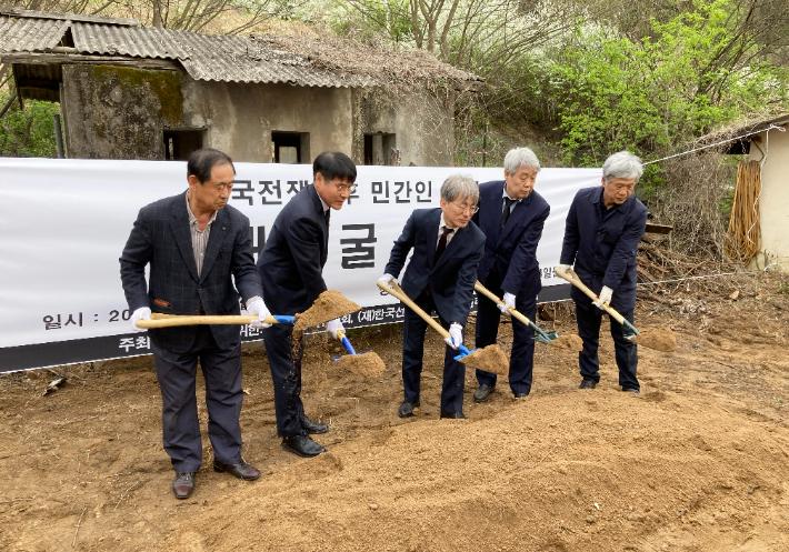 지난 2023년 4월 충주 국민보도연맹 사건 유해발굴 개토제 참석자들이 유해발굴을 위한 시삽을 하고 있다. 진실화해위 제공