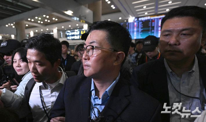 '김건희 집사' 김예성 씨가 지난 12일 인천국제공항에서 민중기 특별검사팀에 체포된 뒤 광화문 사무실로 압송되고 있다. 영종도=박종민 기자