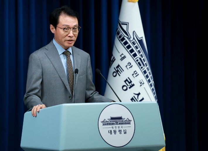 이규연 대통령실 홍보소통수석이 14일 서울 용산 대통령실 청사에서 이날 이재명 대통령 주재로 열린 수석·보좌관 회의 관련 브리핑을 하고 있다. 연합뉴스