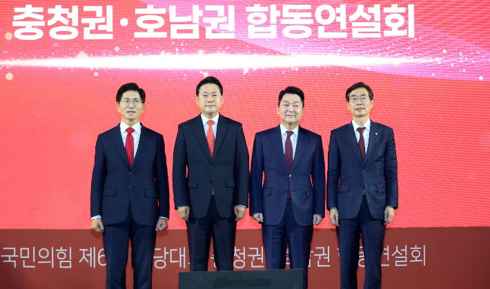13일 오후 대전 서구 배재대학교에서 열린 국민의힘 충청·호남권 합동연설회에서 당 대표 후보들이 기념사진을 찍고 있다. 왼쪽부터 김문수, 장동혁, 안철수, 조경태 후보. 연합뉴스