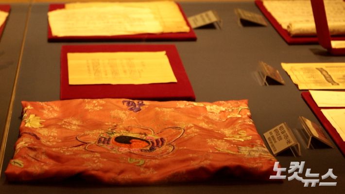 부산 동래여고 일신관에 전시된 태극무늬 밥상보. 김혜민 기자