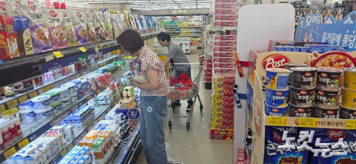서울 양천구의 한 마트 유제품 코너에서 장을 보는 시민들. 양지훈 인턴기자