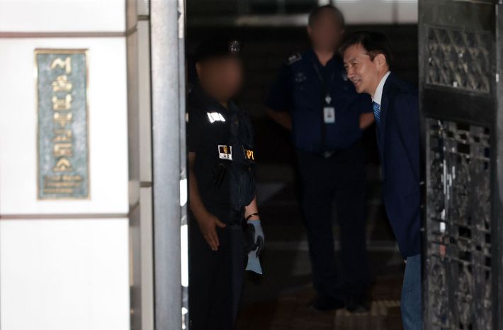 광복절 특사로 출소하는 조국 전 대표     (서울=연합뉴스) 김인철 기자 = 조국혁신당 조국 전 대표가 15일 서울 구로구 남부교도소에서 광복절 특별사면·복권 조치로 출소하며 교도소 관계자들과 인사하고 있다. 2025.8.15     yatoya@yna.co.kr (끝)   <저작권자(c) 연합뉴스, 무단 전재-재배포, AI 학습 및 활용 금지> 연합뉴스