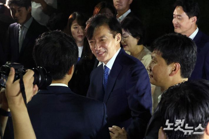 '광복절 특별사면'으로 사면·복권되는 조국 전 조국혁신당 대표가 15일 새벽 구로구 서울남부교도소를 나서며 지지자들과 밝은 표정으로 인사를 하고 있다. 윤창원 기자