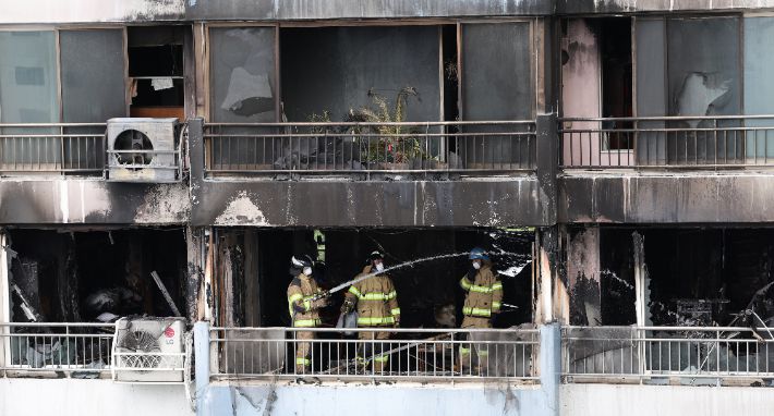 17일 서울 마포구 창전동 한 아파트에서 화재가 발생, 소방대원들이 잔불을 정리하고 있다. 연합뉴스