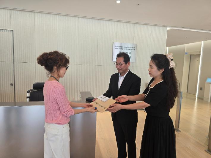 시민연대 측(우측)이 18일 김건희 특검에 진정서를 제출하고 있다. 순천시민연대 제공