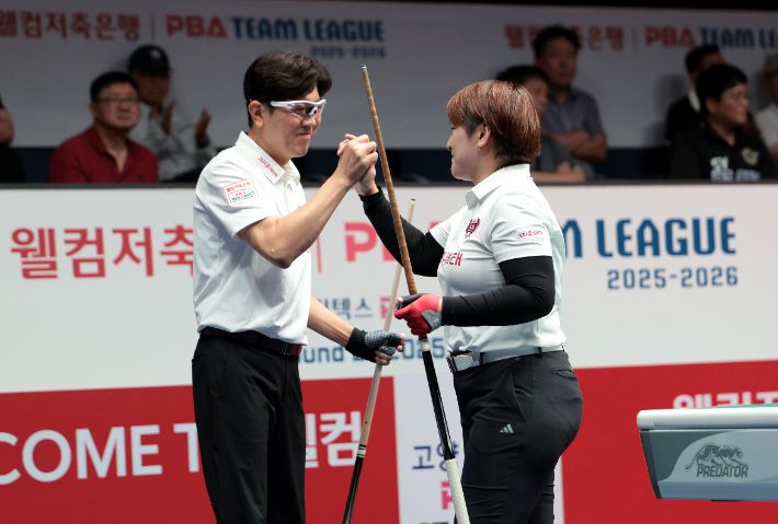 크라운해태 주장 김재근(왼쪽)과 히가시우치 나쓰미. PBA