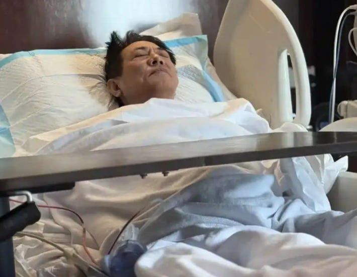 병상에 누워 있는 이연걸. 웨이보 캡처