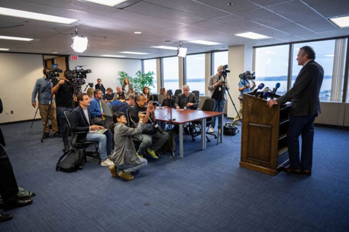 지난 7월 29일 마이크 던리비(Mike Dunleavy) 알래스카 주지사가 알래스카를 방문한 10개 외국 언론사 기자들을 상대로 알래스카 천연가스 개발 프로젝트에 대해 설명하고 있다. 알래스카 주정부 홈페이지 캡처