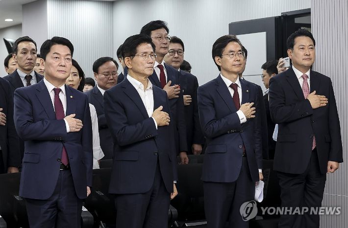 (서울=연합뉴스) 국민의힘 안철수(왼쪽부터), 김문수, 조경태, 장동혁 당대표 후보들이 14일 오후 서울 여의도 국민의힘 중앙당사에서 열린 제6차 전당대회 수도권·강원·제주 합동연설회에서 국민의례를 하고 있다. 2025.8.14 [국회사진기자단] pdj6635@yna.co.kr 연합뉴스