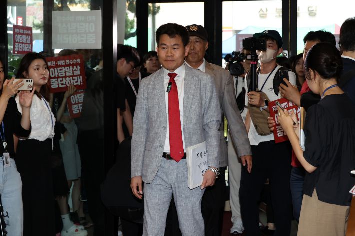 전한길 전 한국사 강사가 14일 오전 서울 여의도 국민의힘 중앙당사에서 열린 중앙윤리위원회 회의에 출석을 위해 당사로 들어서고 있다. 윤창원 기자