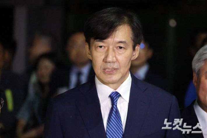 '광복절 특별사면'으로 사면·복권되는 조국 전 조국혁신당 대표가 15일 새벽 구로구 서울남부교도소를 나서며 대국민 인사를 하고 있다. 윤창원 기자