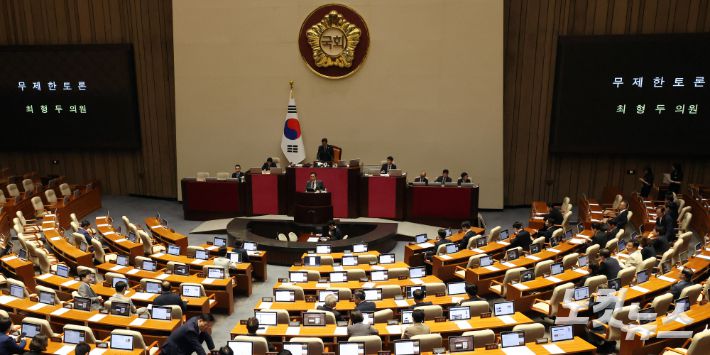 국민의힘 최형두 의원이 21일 서울 여의도 국회 제428회국회(임시회) 제1차 본회의에서 한국교육방송공사법 일부개정법률안(EBS법)이 상정되자 무제한토론(필리버스터)에 나서고 있다. 윤창원 기자