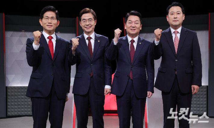 국민의힘 김문수(왼쪽부터), 조경태, 안철수, 장동혁 당대표 후보가 17일 오후 서울 여의도 KBS에서 진행된 '당대표 후보자 토론회' 에 참석해 포즈를 취하고 있다. 황진환 기자