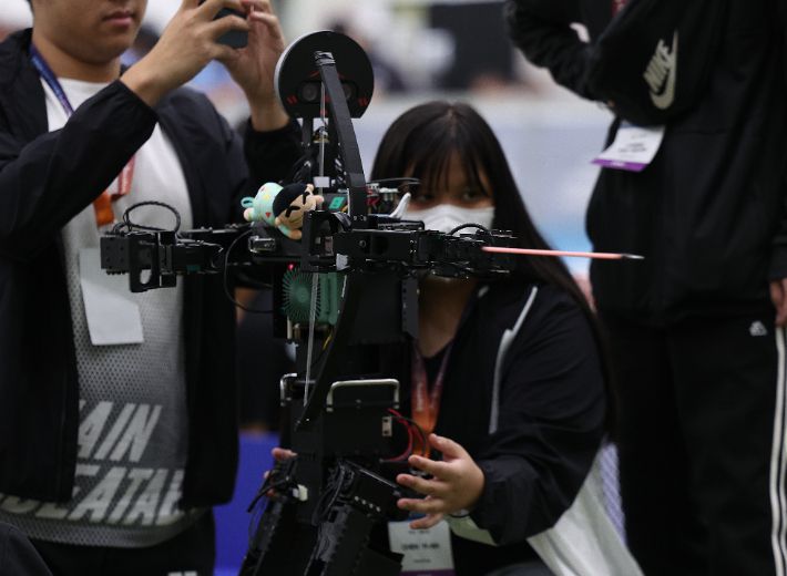 11일 대구 북구 엑스코에서 개막한 '세계로봇스포츠연맹(FIRA) 로보월드컵 앤 써밋 2025'에서 참가자들이 로봇 테스트를 하고 있다. 연합뉴스