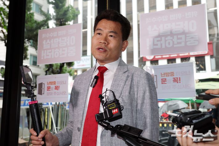 전한길 전 한국사 강사가 14일 오전 서울 여의도 국민의힘 중앙당사에서 열린 중앙윤리위원회 회의에 출석하며 입장을 밝히고 있다. 윤창원 기자