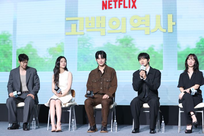 25일 서울 마포구 호텔나루서울엠갤러리에서 영화 '고백의 역사' 제작보고회가 열리고 있다. 왼쪽부터 공명, 신은수, 차우민, 윤상현, 남궁선 감독. 연합뉴스