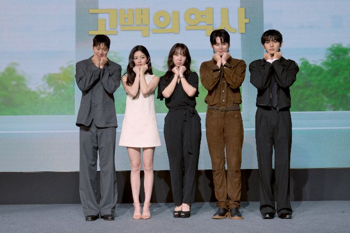 좌측부터 배우 공명, 신은수, 남궁선 감독, 차우민, 윤상현. 넷플릭스 제공