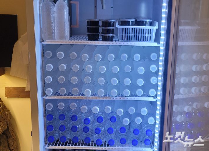 강릉의 한 음식점에서 손님들에게 제공할 생수를 냉장고에 가득 채운 모습. 전영래 기자