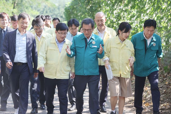 강릉시는 지난 22일 김성환 환경부 장관이 오봉저수지를 방문해 가뭄 상황을 점검하는 자리에서 시의 대응 현황을 브리핑하고 향후 정부 지원 사항을 건의했다. 강릉시 제공
