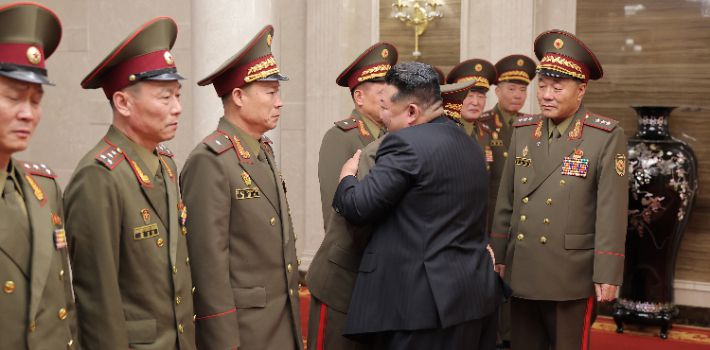 러 파병부대 지휘관 격려하는 김정은 북한 국무위원장. 연합뉴스