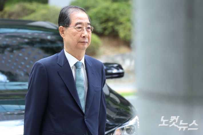 12·3 비상계엄 사태에 가담·방조한 혐의를 받는 한덕수 전 국무총리가 22일 오전 서울 서초구 서울고등검찰청에 마련된 조은석 내란특별검사팀에 피의자 신분으로 출석하고 있다. 류영주 기자