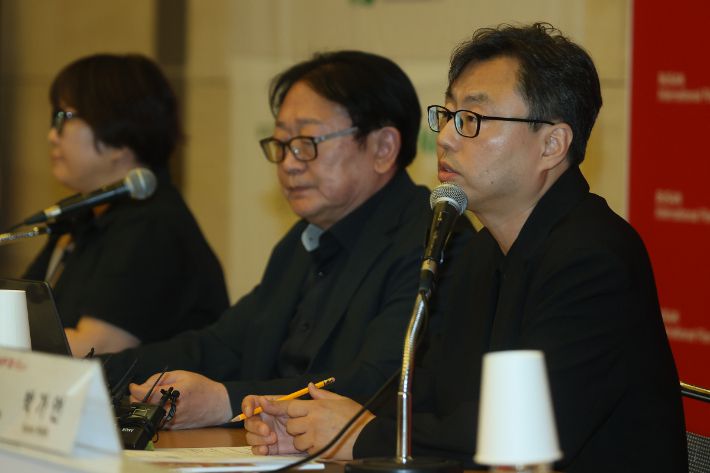 정한석 부산국제영화제 집행위원장이 26일 서울 중구 대한상공회의소에서 열린 제30회 부산국제영화제 개최 기자회견에서 인사말을 하고 있다. 연합뉴스