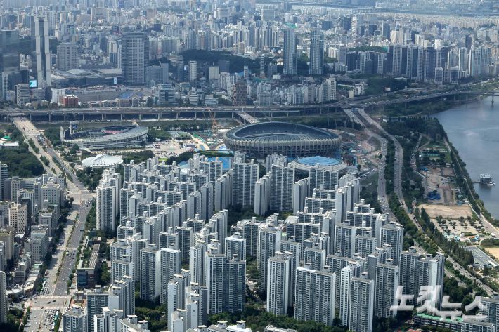 6·27 대출 규제 영향으로 지난달 서울 집값 상승세가 주춤해진 것으로 나타났다. 박종민 기자