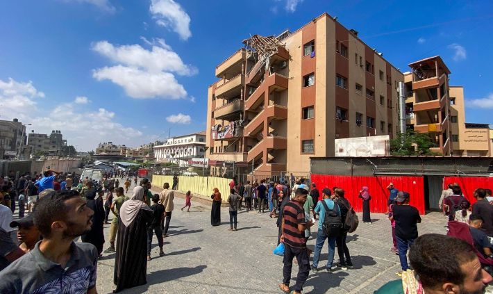 25일(현지시간) 가자지구 남부 칸유니스의 나세르병원 건물이 이스라엘군의 공습 표적이 됐다. 연합뉴스