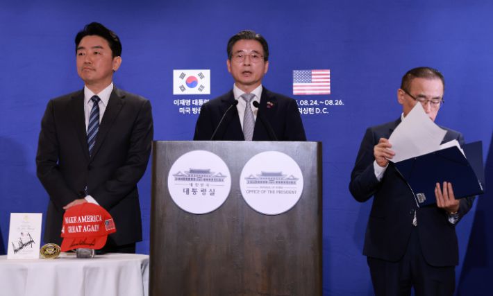 강훈식 대통령 비서실장(왼쪽부터), 김용범 대통령실 정책실장, 위성락 국가안보실장이 25일(현지시간) 미국 워싱턴DC의 한국프레스센터가 마련된 호텔에서 이재명 대통령과 도널드 트럼프 미국 대통령의 한미정상회담 관련 브리핑을 하고 있다. 연합뉴스