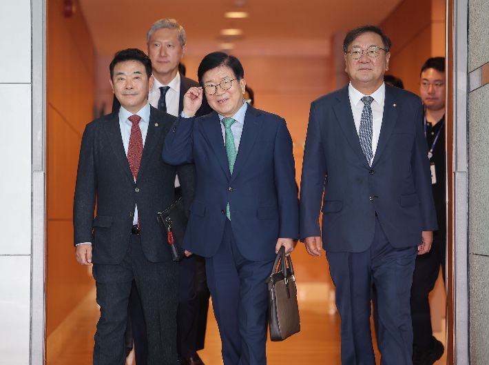 시진핑에 대통령 친서 전달 나서는 중국 특사단     (영종도=연합뉴스) 류영석 기자 = 박병석 전 국회의장, 더불어민주당 김태년·박정 의원, 노재헌 동아시아문화재단 이사장 등 대통령 중국 특사단이 24일 인천국제공항 제1여객터미널을 통해 중국으로 출국하고 있다. 2025.8.24     ondol@yna.co.kr (끝)   <저작권자(c) 연합뉴스, 무단 전재-재배포, AI 학습 및 활용 금지> 연합뉴스