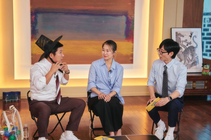 '케이팝 데몬 헌터스'의 매기 강 감독이 방송인 유재석, 조세호와 인터뷰하고 있다. tvN 제공