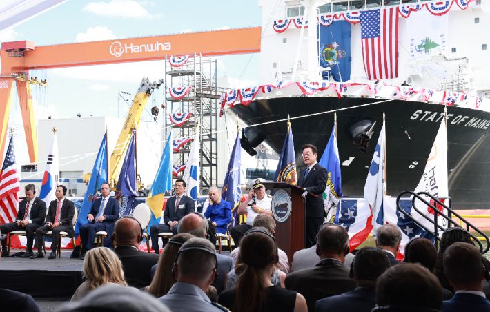 이재명 대통령이 26일(현지시간) 미국 필라델피아의 한화 필리조선소에서 '스테이트 오브 메인'호 명명식 축사를 하고 있다. 연합뉴스
