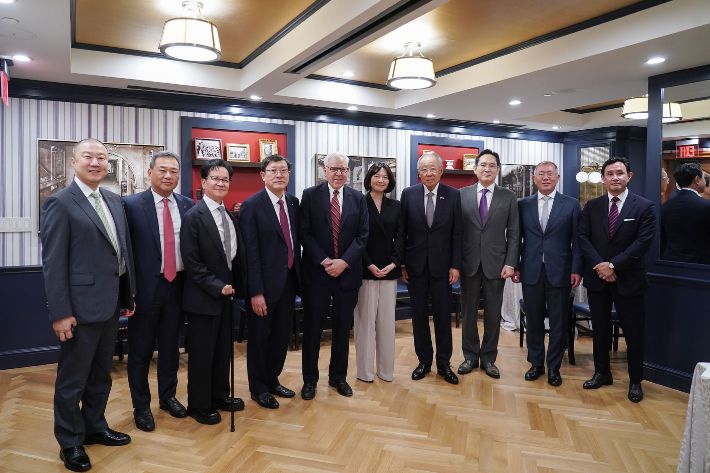 한미 비즈니스 라운드테이블     (서울=연합뉴스) 류진 한경협 회장, 루벤스타인 칼라일 그룹 회장을 비롯한 경제사절단이 25일(현지시간) 미국 워싱턴 DC 윌러드 호텔에서 열린 '한미 비즈니스 라운드테이블: 제조업 르네상스 파트너십'에 앞서 기념 촬영하고 있다.      왼쪽부터 구자은 LS 회장, 김상현 롯데 부회장, 이재현 CJ 회장, 허태수 GS 회장, 루벤스타인 칼라일그룹 회장, 최수연 네이버 대표, 류진 한경협 회장, 이재용 삼성전자 회장, 정의선 현대차 회장, 최윤범 고려아연 회장. 2025.8.26 [한국경제인협회 제공. 재판매 및 DB 금지]     photo@yna.co.kr (끝)   <저작권자(c) 연합뉴스, 무단 전재-재배포, AI 학습 및 활용 금지> 연합뉴스