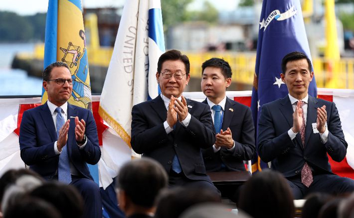이재명 대통령이 26일(현지시간) 미국 필라델피아의 한화 필리조선소에서 열린 '스테이트 오브 메인'호 명명식에서 박수치고 있다. 연합뉴스