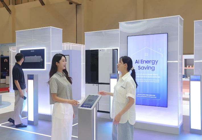 삼성전자 모델이 기후산업국제박람회 삼성전자 전시관 '에너지 세이빙' 존에서 가전의 에너지 사용량을 예측하고 에너지 절감 효과를 소개하고 있다. 삼성전자 제공