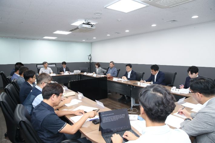 국토교통부는 27일 정부서울청사에서 이상경 국토부 1차관 주재로 '건설기계 수급조절위원회'를 열어 2026~27년 건설기계 수급조절이 포함된 '2026~2030년 건설기계 수급계획'을 심의·의결했다. 국토교통부 제공